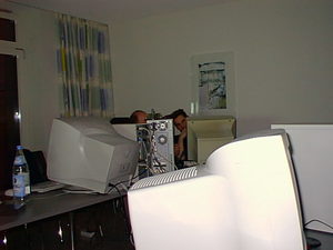 [Q]Bl!nzler and [Q]Daywalker hiding behind their PCs