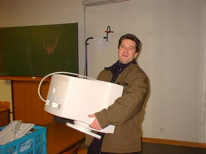 [Q]AGGRESSOR lifting a BIG monitor (which is in fact just 17'') :-)